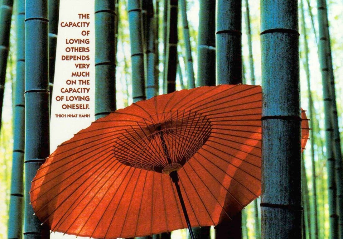 Zen - Meditation Postkarte: Bambuswald mit rotem Schirm - Natur & Ruhe für Erholung und Harmonie, Grüntöne Waldlandschaft, Inspirierende Spiritualität