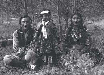 Familientreffen Postkarte - Traditionelle Kleidung, Schwarz-Weiß Vintage Portrait, Historische Kultur in der Natur