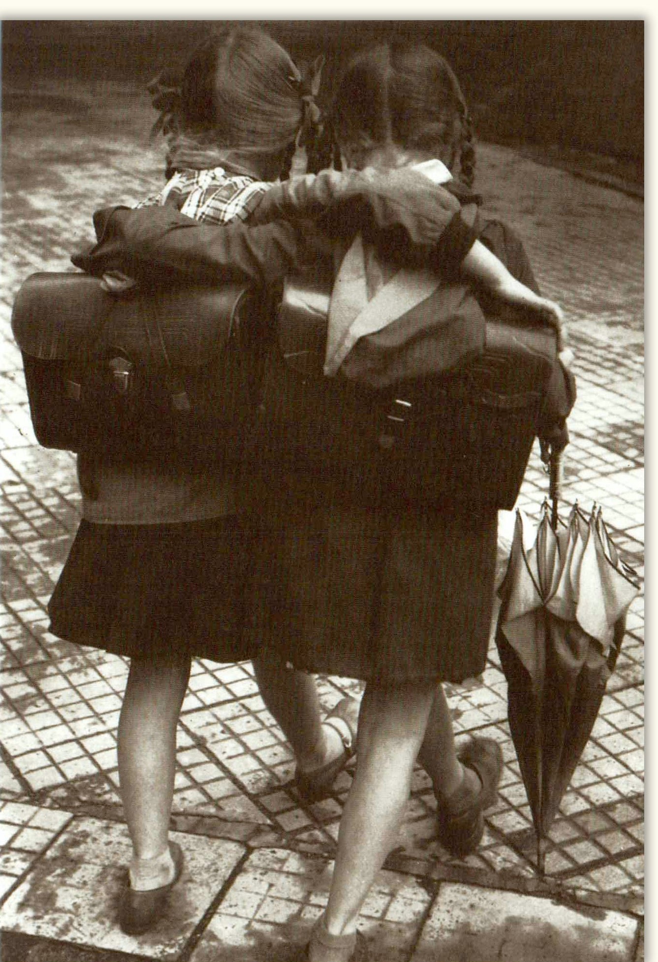 Blanko Grußkarte ohne Text Freundschafts-Doppelkarte - Beste Freunde Zusammenhalt, Schwarz-Weiß Fotografie, Retro Vintage Kinder Rückenansicht mit Schultaschen, Emotionale Geborgenheit & Vertrauen, Blanko Anlass Neutral Unisex Nostalgie Karte