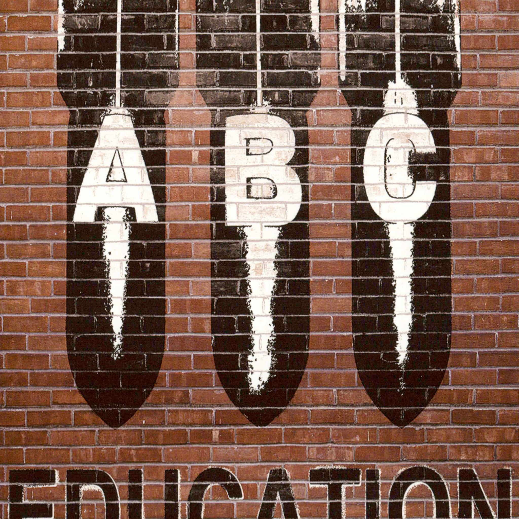 Bildung & Alphabet Vintage Postkarte - Retro Typografie Design auf Ziegelwand, Ideal für Lehrer, Schule & Lernförderung - Kunstvolle Grafik Wanddekoration und Geschenkidee mit Schreibfehler-Motiv