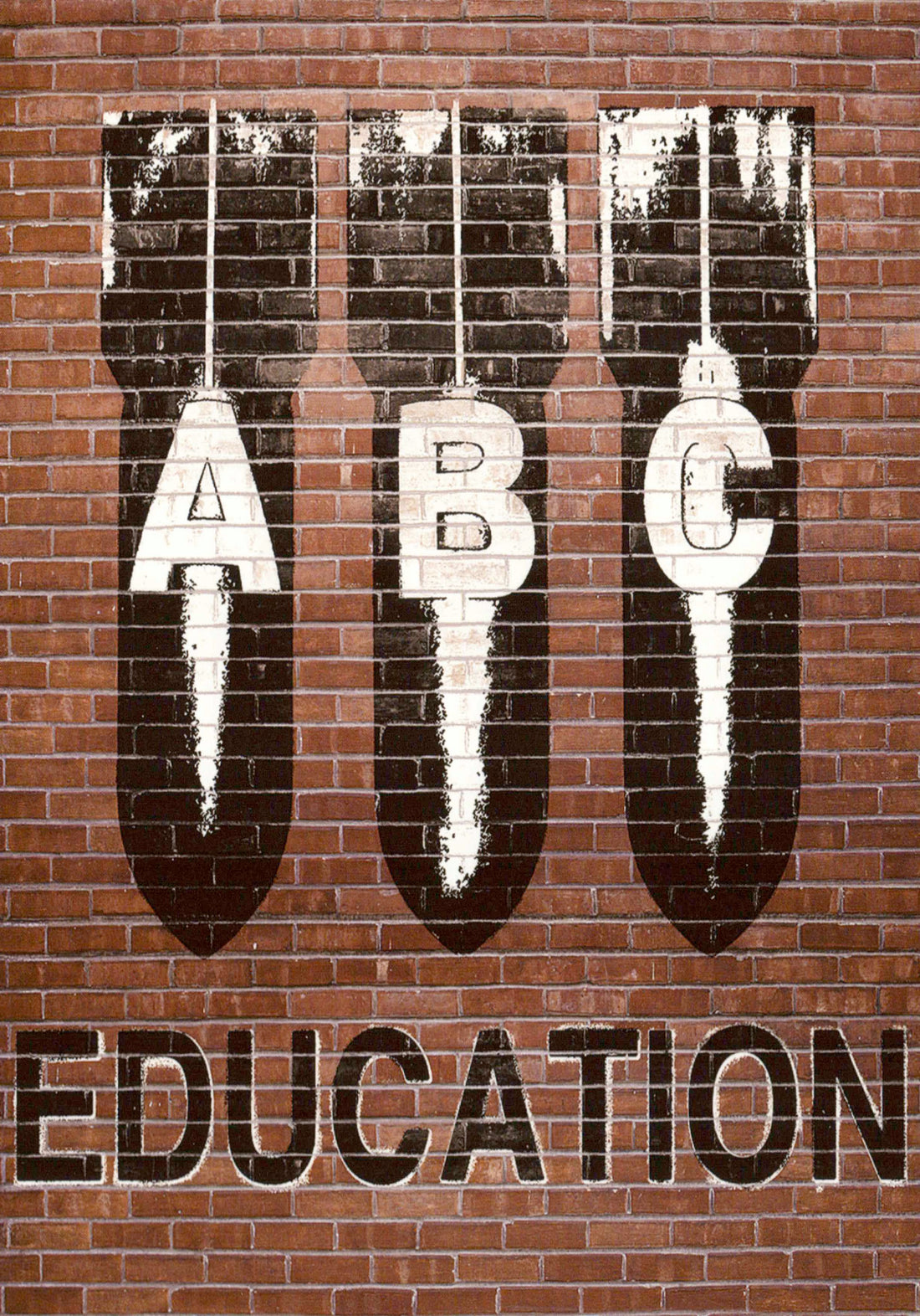 Bildung & Alphabet Vintage Postkarte - Retro Typografie Design auf Ziegelwand, Ideal für Lehrer, Schule & Lernförderung - Kunstvolle Grafik Wanddekoration und Geschenkidee mit Schreibfehler-Motiv