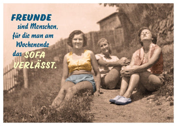 Freundschafts - Postkarte mit Spruch: Lustiges Wochenende auf dem Sofa - Retro Humor, Vintage Witz & Entspannung