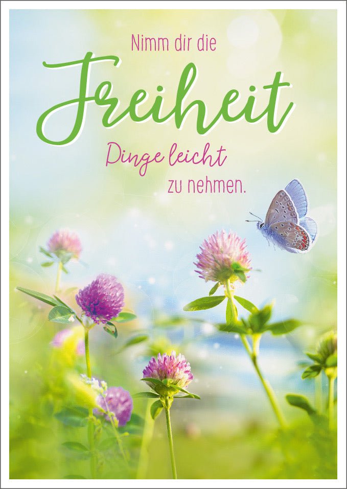 Frühlings - Postkarte mit Lebensweisheit: "Freiheit & Leichtigkeit" - Inspirierendes Zitat, Naturmotiv mit Schmetterlingen und Blumenwiese, Glück bringende Sonnenlicht - Karte für Motivation & Gelassenheit