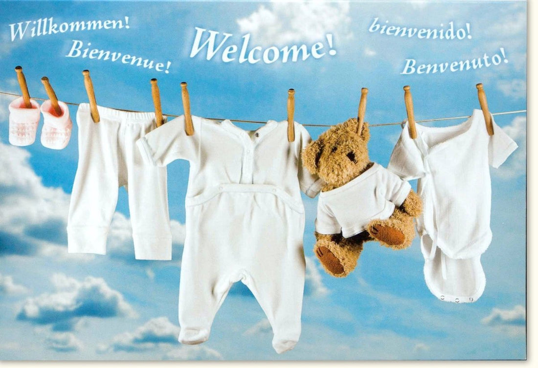 Geburt Glückwunschkarte für Jungen - Mehrsprachige Babygrußkarte mit Wäscheleine, Himmel, Teddybär, Strampler & Babysocken Motiv - "Welcome Bienvenue Willkommen Bienvenido Benvenuto"