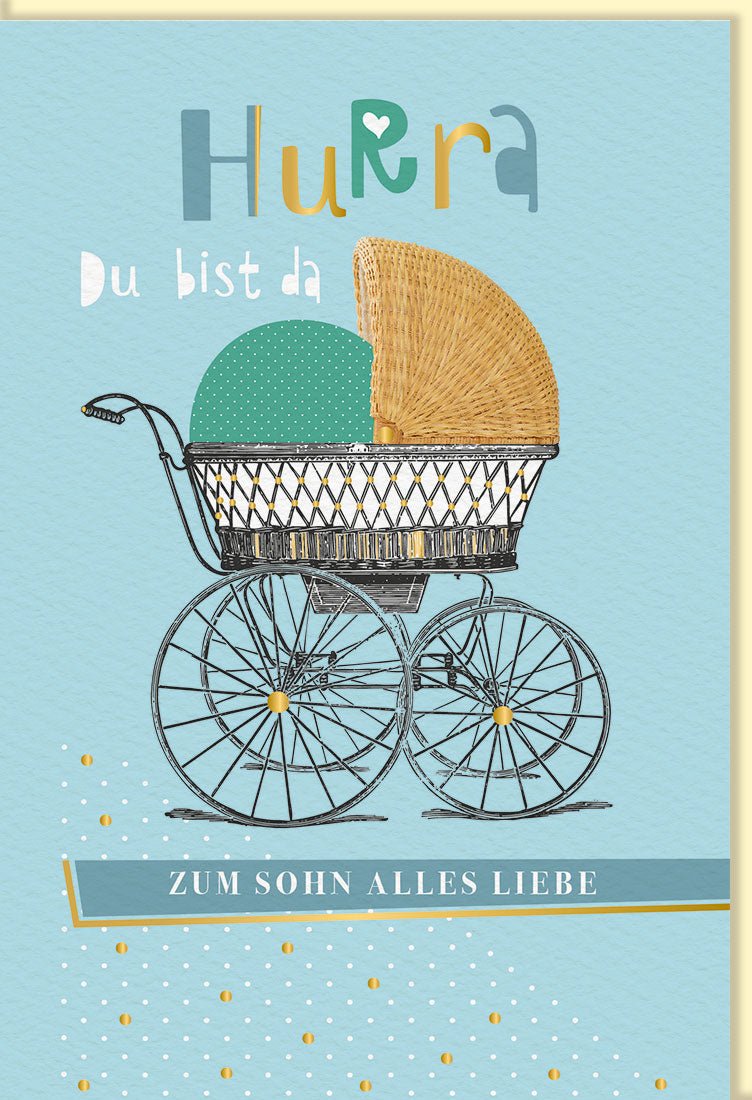 Geburtskarte für Jungen: Hurra du bist da! Babykarte zur Geburt mit Kinderwagen & Spruch, Glückwunschkarte in Hellblau mit Gold Akzenten, Gratulationskarte für Neugeborenes, Ideal für Babyshower, Eltern, Großeltern & Freunde