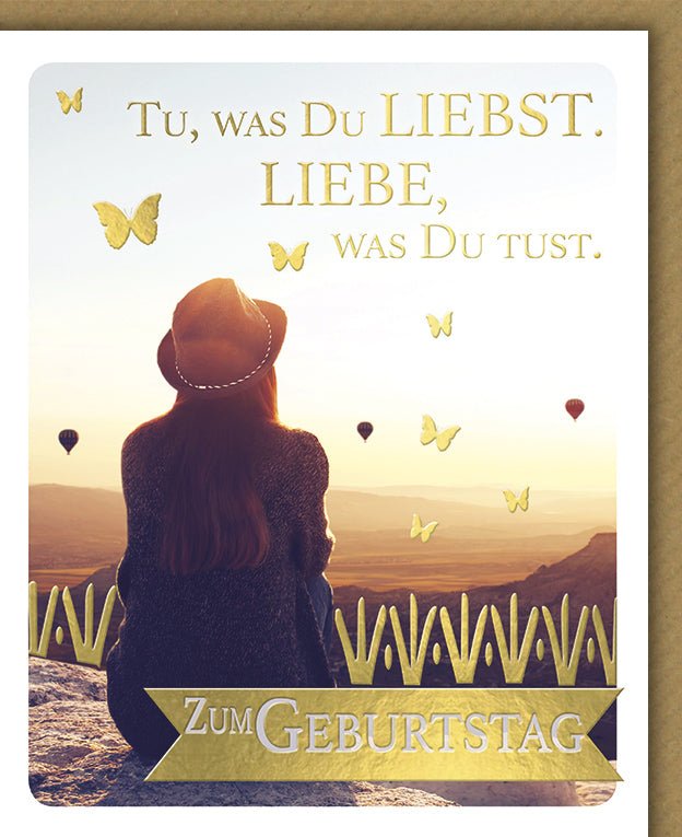Geburtstags - Doppelkarte: Glückwunsch mit Lebensweisheit, Naturmotiv, Ballons, Sonnenuntergang & Schmetterlinge, Inspirierende Rückansicht einer Frau mit Hut