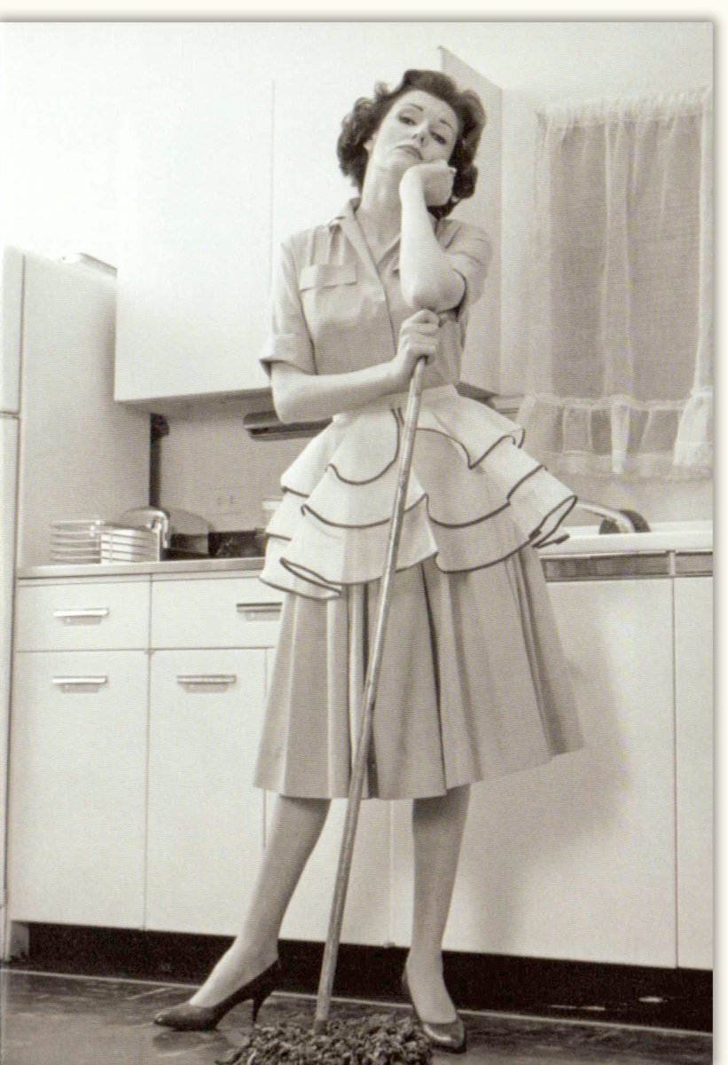 Geburtstags - Doppelkarte im Retrostil: Elegante Frau bei Hausarbeit - Nachdenkliche Küchenszene in Schwarzweiß, Vintage - Fotografie mit Schürze, Blanko für Gedankenpausen