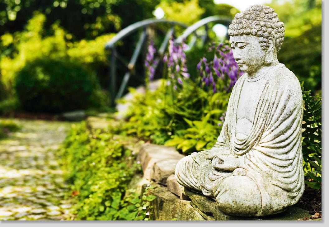 Geburtstags - Doppelkarte "Zen - Garten Ruhe": Blankokarte mit Blumen & Buddha - Figur, Natur & Stein - Design für Entspannung, Meditation, Spiritualität & Harmonie – Grüne Pflanzen Dekoration für Wellness & Gartenkunst, Fördert Mindfulness & Frieden