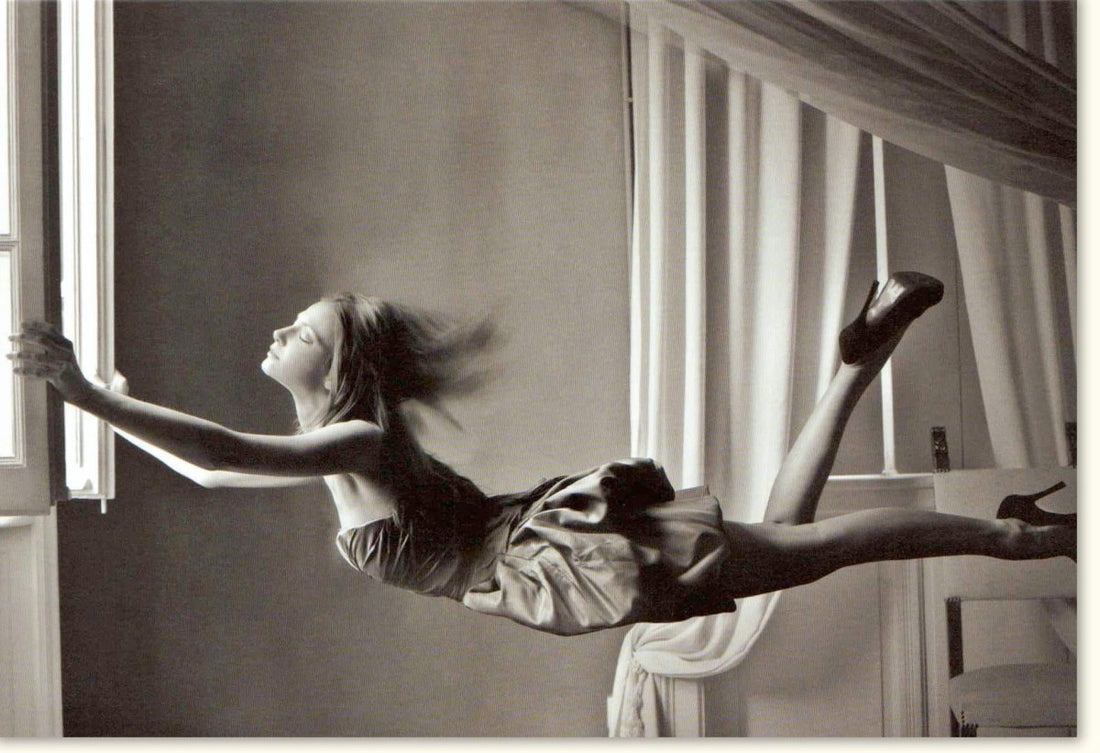 Geburtstagskarte Doppelkarte "Fly Away" - Schwebende Frau in Schwarz - Weiß Kunstfotografie, Blanko, Minimalistisch, Schwerkraftlosigkeit & Eleganz, Fantasievolle Kreativität, Zeitlose Raumdeko, Stylish