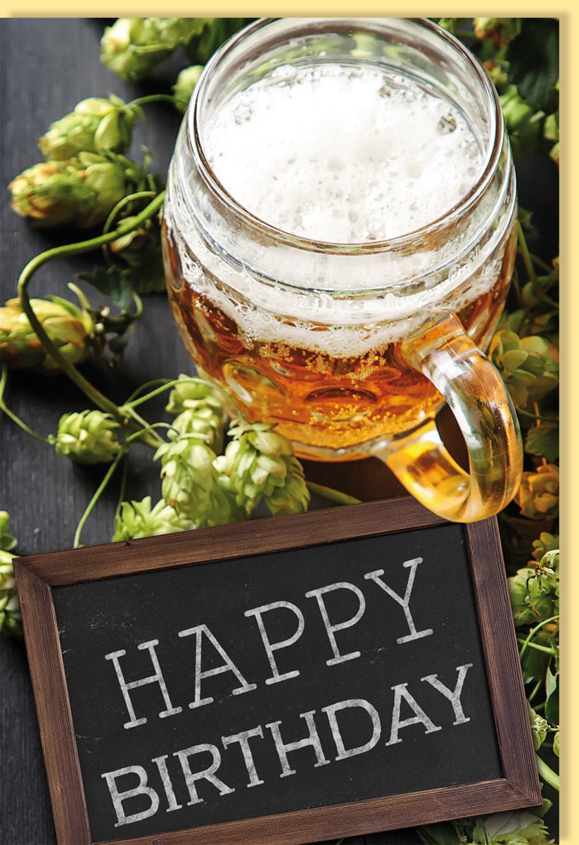 Geburtstagskarte für Männer - Rustikales Bierglas & Hopfen Design auf Holzhintergrund, Humorvolle Glückwunschkarte mit "Cheers & Prost" Motiv in Brauntönen für Bierliebhaber und Bierfreunde, Happy Birthday Grün