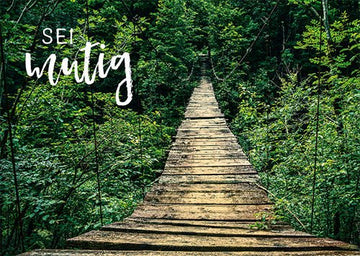 Geburtstagskarte – Inspirierende Postkarte mit Mut - Zitat, Waldweg & Brücke, Grüntöne, Handschrift - Design für Kraft & Hoffnung