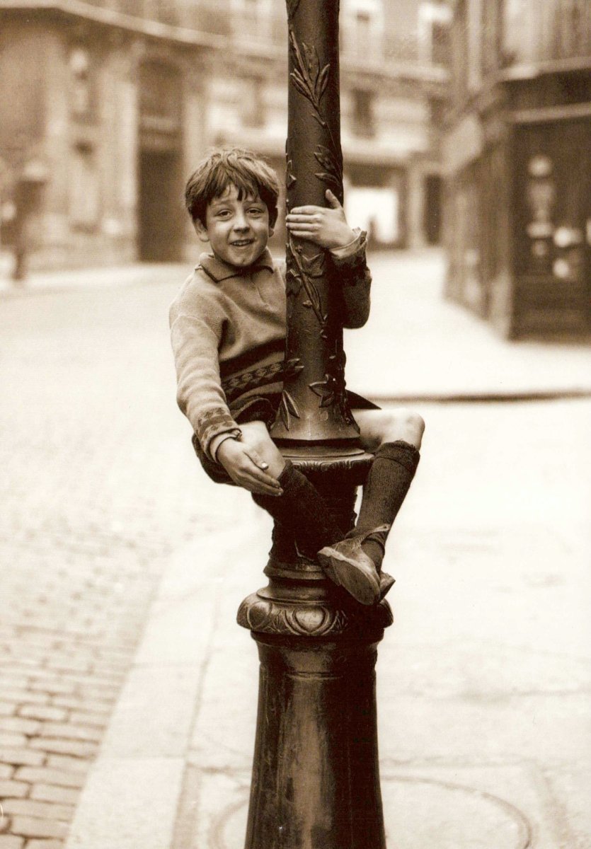 Geburtstagskarte Retro - Stil: Junge in Paris, Montmartre - Straßenlampe, Vintage Schwarz - Weiß Stadt Szene mit Lächeln - Nostalgische Fotografie Sammler - Postkarte