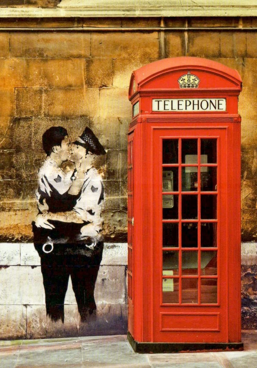 Geburtstagskarte Street Art Design: Ikonische Britische Telefonzelle mit Kuss - Szene - Banksy - Stil Urban Graffiti Kunstpostkarte, Blanko, Rot Schwarz Weiß, Anonyme Künstler, Polizei Uniform Liebe Motiv