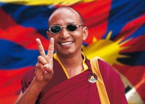 Geburtstagskarte Tibetischer Mönch - Frieden & Freiheit mit Flagge, Sonnenbrille und Victory - Zeichen, Spirituelle Buddhismus - Kultur, Symbol des Widerstands und der Hoffnung