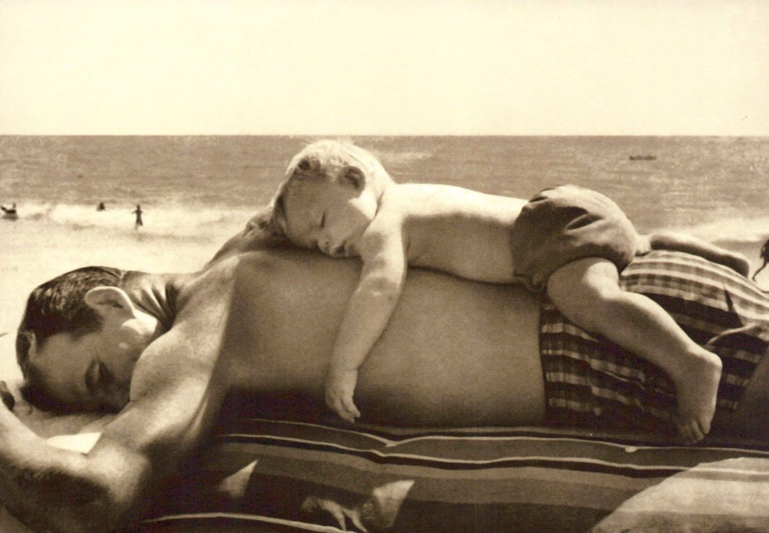 Geburtstagskarte Vintage - Stil: Nostalgische Retro Postkarte mit Sepia Strandmotiv - Erinnerung an Kindheit, Meer & Familie - Liebevolle Vater - Sohn Bindung - Ideal zum Sammeln, Dekorieren oder als Geschenk, Blankokarte