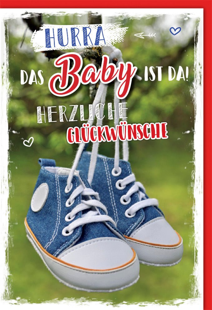 Glückwunschkarte zur Geburt Hurra das Baby ist da mit blauen Babyschuhen Herzlichen Glückwunsch Schriftzug Herzen und grüner Hintergrund mit Umschlag