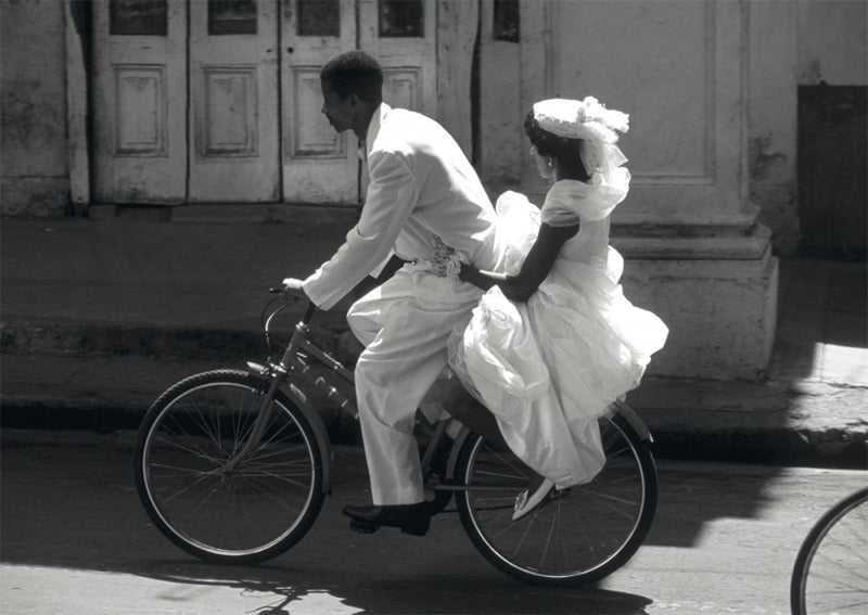 Hochzeits - Postkarte: Romantisches Paar auf Fahrrad in Kuba, Vintage Braut & Anzug, Schwarz - Weiß Straßenszene, Elegante Liebe & Glück Momentaufnahme