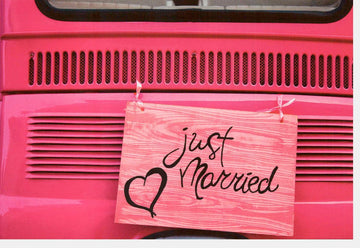 Hochzeitskarte Glückwunsch "Just Married" - Elegantes Auto - Schild Design in Rosa mit Liebevoller Schriftzug, Modernes Paar - Feier Motiv, Festliche Ehe Celebration Karte, Romantische Heiratsgrüße