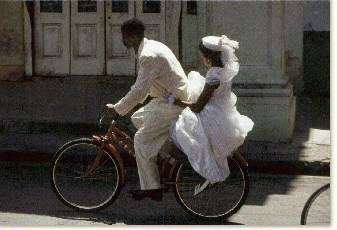 Hochzeitskarte Glückwunschkarte "Cuban Lovers" - Romantische Doppelkarte mit Fahrrad Brautpaar Motiv, Liebe & Heirat, Vintage Retro Kuba Straßen Design, Feierliche Hochzeitseinladung voller Fröhlichkeit