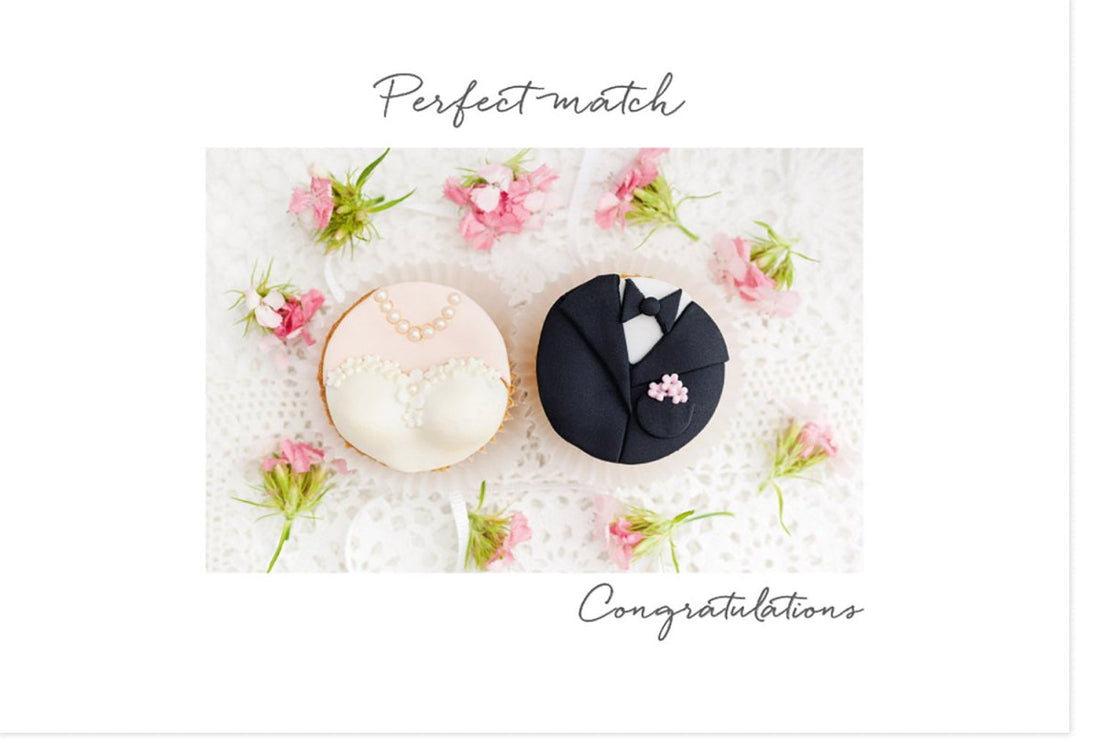 Hochzeitskarte "Perfect Match" - Elegante Glückwunsch Doppelkarte für Braut & Bräutigam, Liebe & Feier Design, Paar mit Matching Outfits