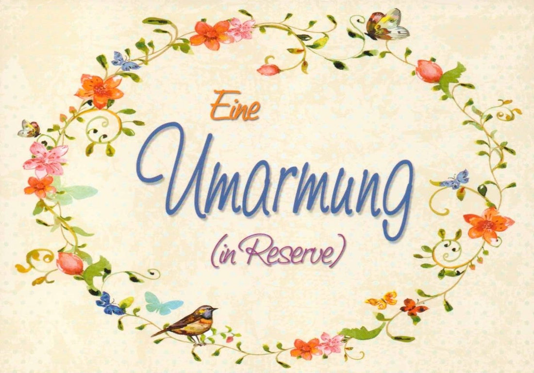 Liebe & Freundschaft Postkarte - "Umarmung in Reserve" mit Blumenkranz & Vogel, Romantischer Schriftzug im Vintage Design, Pastellfarben - Herzliche Botschaft für Zuneigung und Geschenk
