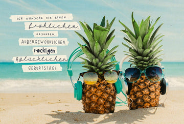 Postkarte Geburtstag Zwei Ananas mit Sonnenbrille und Kopfhörern im Sand, Zuckerrohrpapier