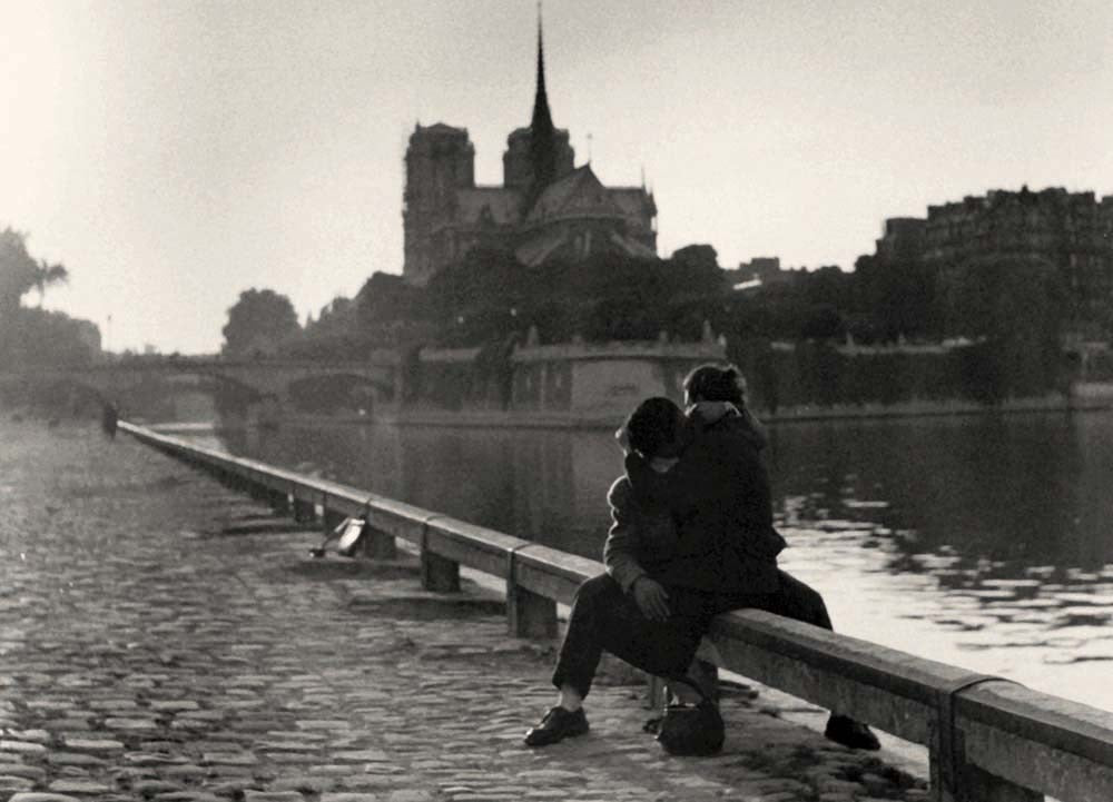 Postkarte schwarz weiß: Riverside Kiss, Paris