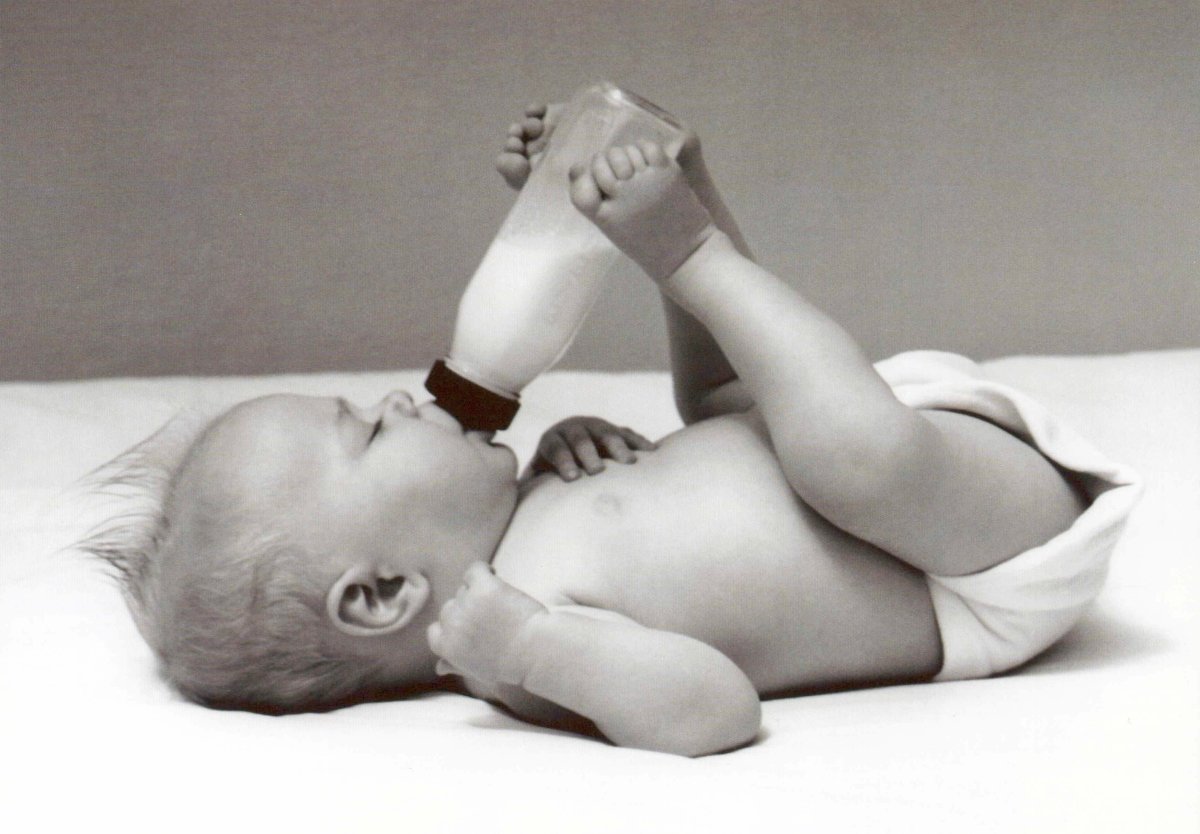 Retro Baby Selbsthilfe Humor Postkarte – Vintage Schwarz - Weiß Nostalgie Geschenk für Eltern von Neugeborenen, Unisex Klassisch Zeitlose Fotografie Blankopostkarte