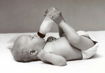 Retro Baby Selbsthilfe Humor Postkarte – Vintage Schwarz - Weiß Nostalgie Geschenk für Eltern von Neugeborenen, Unisex Klassisch Zeitlose Fotografie Blankopostkarte