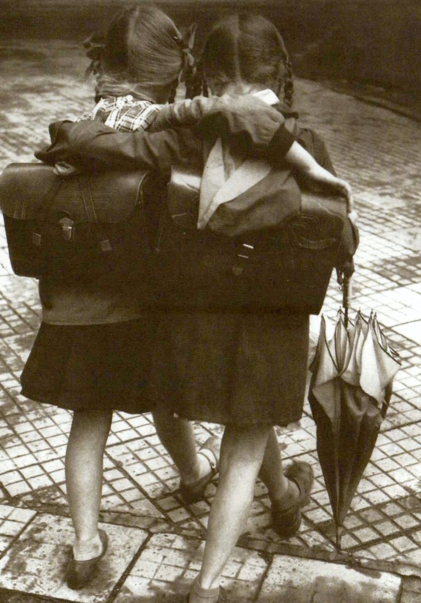 Retro Nostalgie Postkarte - Freundschaft & Schulweg Motiv, Kinder mit Schultaschen und Regenschirm, Schwarz - Weiß Vintage Sepia - Ton, Mädchen auf Gepflasterter Straße, Rückenansicht - Ideal für Sammler & Grüße