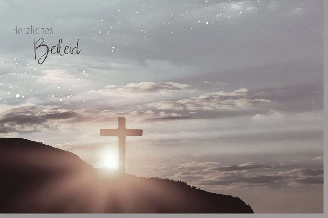 Trauerkarte Beileid mit Berggipfel & Kreuz - Stilvolle Anteilnahme Kondolenzkarte, Schlichte Naturdesigns für Frieden & Abschied, Gedenkkarte mit Hoffnung und Trost, Christlich Spirituell für Angehörige und Freunde in Beige & Braun