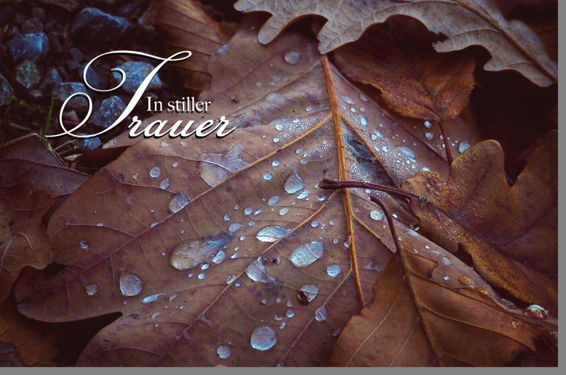 Trauerkarte mit Herbstblättern & Wassertropfen - Stilvolle Beileidskarte für Anteilnahme und Trost im Trauerfall, Naturmotiv