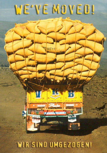 Umzugskarte mit Humor: "We've Moved!" Lustige Wüsten - Lkw & Luftballons - Originelle Neuadresse Ankündigung