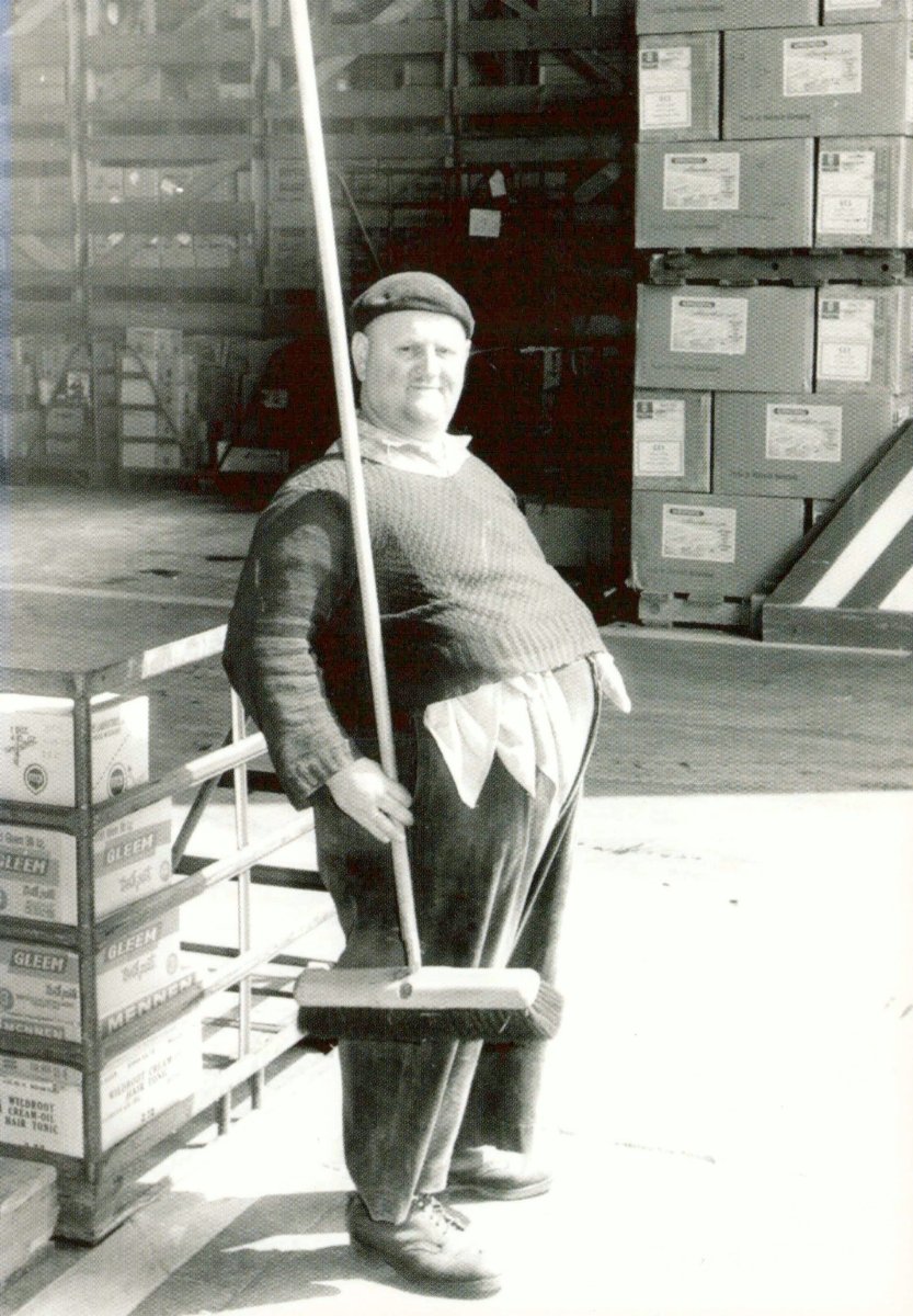 Vintage Humor Postkarte - Schwarz - Weiß Retro Fotografie, Klassische Monochrome Arbeiter in Lagerhalle, Nostalgisches Geschenk für Sammler & Erwachsene, Unisex Ernstes Design
