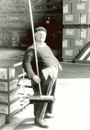 Vintage Humor Postkarte - Schwarz - Weiß Retro Fotografie, Klassische Monochrome Arbeiter in Lagerhalle, Nostalgisches Geschenk für Sammler & Erwachsene, Unisex Ernstes Design