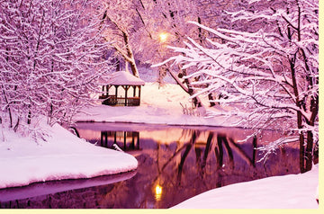 Weihnachtliche Doppelkarte mit idyllischer Winterlandschaft: Schneebedeckter Park, Pavillon & Teich in Abenddämmerung – Besinnliche Ruhe & Frieden für Festtagsgrüße, Naturschönheit & Romantik Postkarte