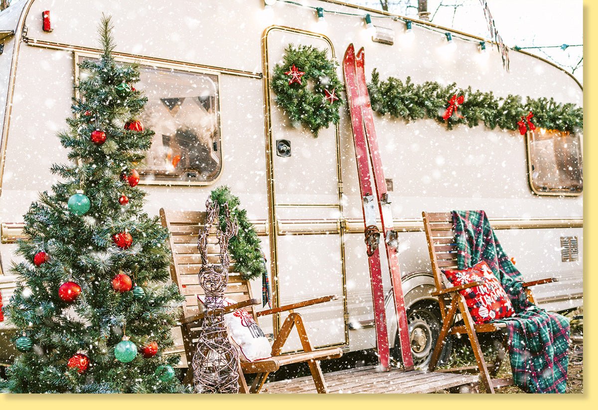 Weihnachts - Doppelkarte mit Camping - Motiv: Caravan im Schnee, Tannenbaum & Festliche Dekoration – Blanko Grußkarte für Urlaub & Winter, Ideal für Reisen & Outdoor - Abenteuer, Besinnliche Feiertage mit Familie – Traditioneller Adventsgruß zum Jahresende