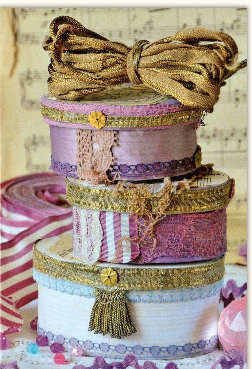 Weihnachts - Doppelkarte Traditionell mit Geschenkekisten, Bändern & Spitze - Elegante Vintage Festlichkeitsdekoration