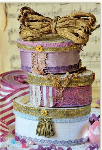 Weihnachts - Doppelkarte Traditionell mit Geschenkekisten, Bändern & Spitze - Elegante Vintage Festlichkeitsdekoration