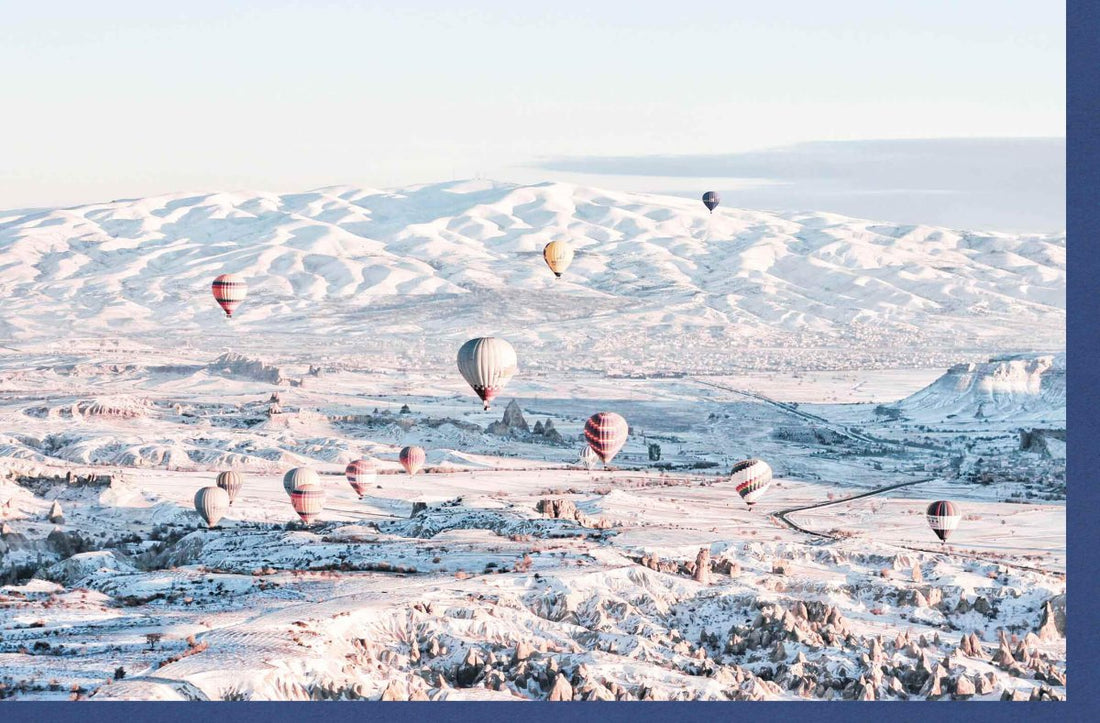 Weihnachts - Doppelkarte: Traditionelle Schneelandschaft mit Heißluftballons, Winteridylle für Festtage, Dezembergruß an Familie & Freunde