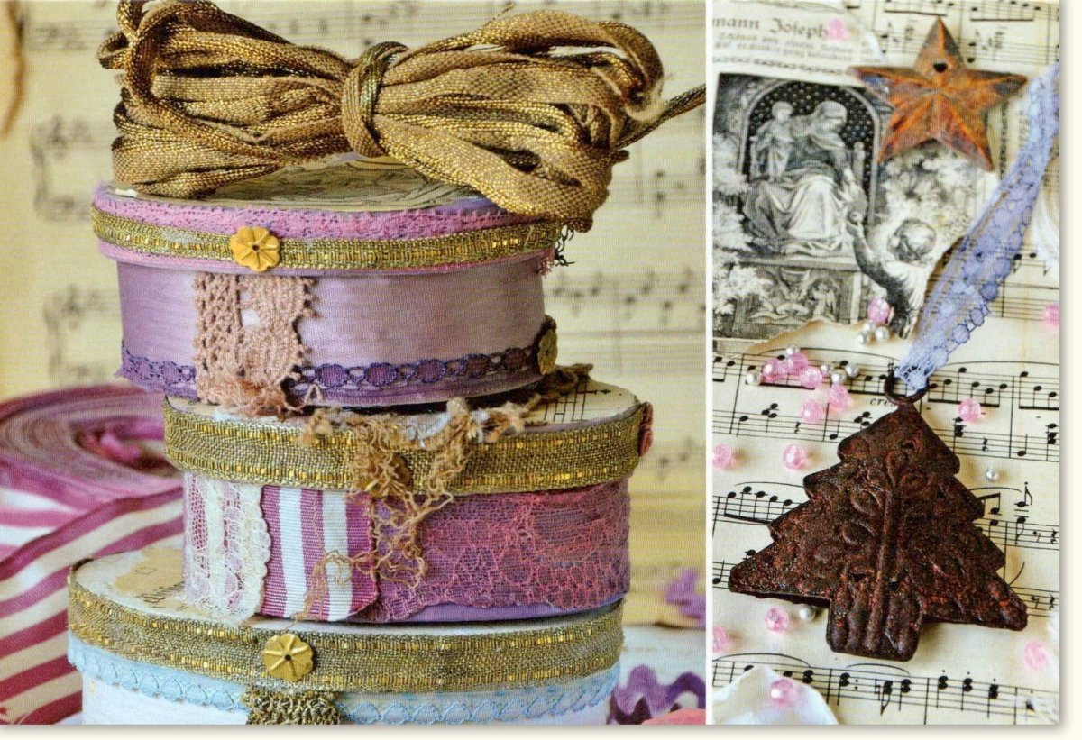 Weihnachtskarte Doppelkarte Traditionell - "Merry Christmas" mit Geschenkekisten, Musiknoten & Sterne - Festliche Vintage Nostalgie Dekoration in Goldtönen, Lila & Beige mit Schmuckband