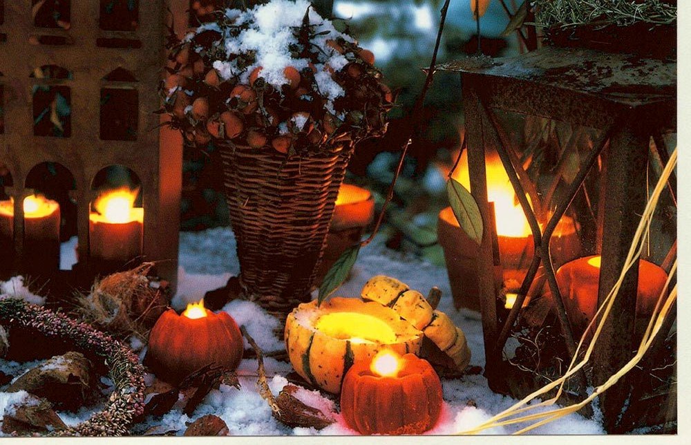 Weihnachtskarte klassich Motiv Kerzen Schnee Garten