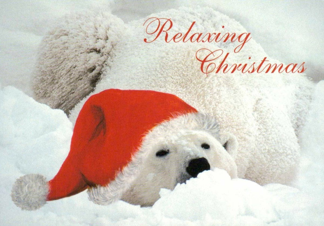Weihnachtskarte mit entspanntem Eisbär im Schnee - Festliche Wintergrüße, Gemütliche Tier - Motiv Relax - Postkarte