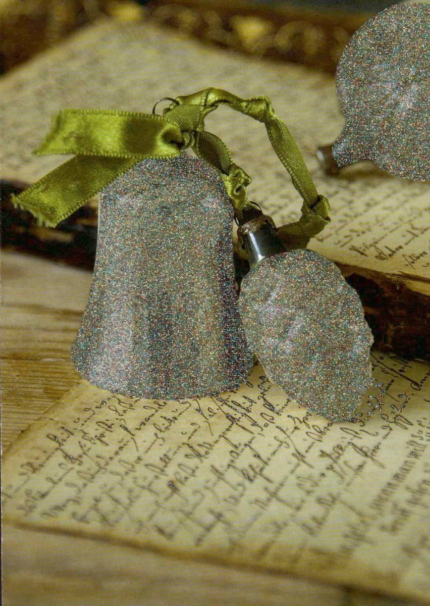Weihnachtskarte mit Glitzer - Glocken, Schleife & Vintage Handschrift auf Holz - Hintergrund – Festliche Traditionelle Dekoration