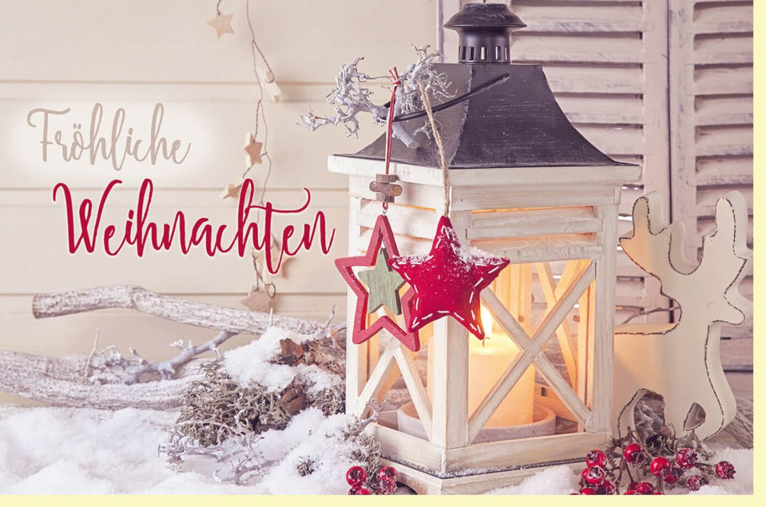 Weihnachtskarte mit Kerze & Holzhaus - Motiv – Festliche Grußkarte in Weiß mit Stern, Schnee & Beleuchtung für Gemütliche Winter - Feiertage