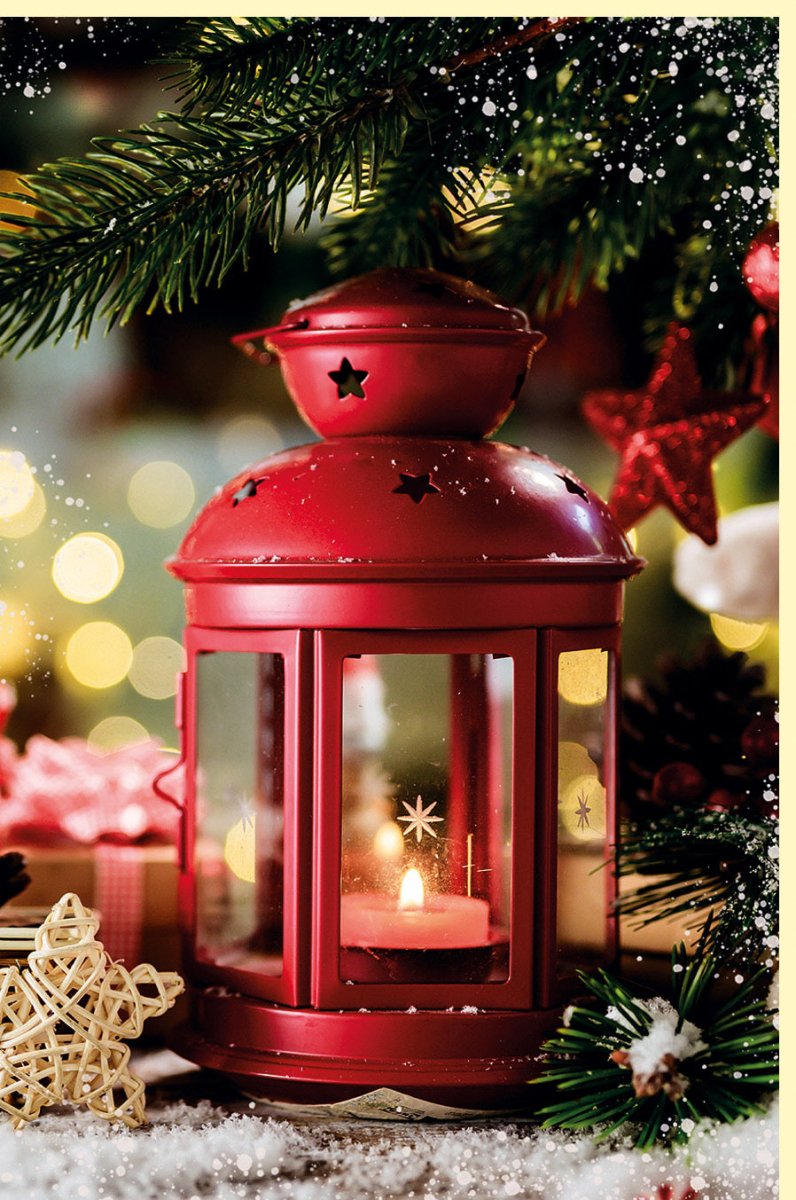 Weihnachtskarte mit Teelicht - Lampe – Traditionelle Festtagsgrüße in Rot, Glitzernder Weihnachtsbaum & Schnee, Tannenzweig - Motiv für Familie und Freunde, Besinnliche Grußkarte mit Liebe und Wärme