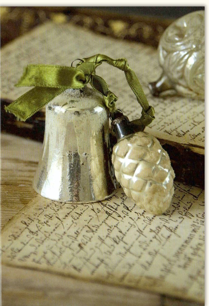 Weihnachtskarte Traditionell - Festliche Doppelkarte mit Glocke, Tannzapfen & Zettel, Nostalgischer Weihnachtsgruß, Klassisch & Besinnlich, Schmuckelemente im Vintage - Stil mit Handwritten Text - Decoration