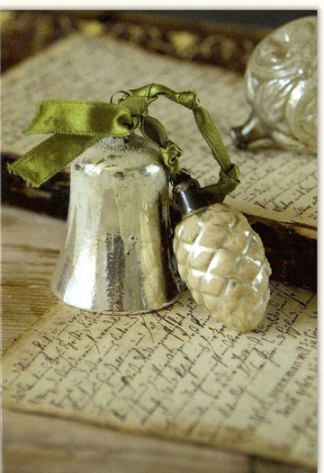 Weihnachtskarte Traditionell - Festliche Doppelkarte mit Glocke, Tannzapfen & Zettel, Nostalgischer Weihnachtsgruß, Klassisch & Besinnlich, Schmuckelemente im Vintage - Stil mit Handwritten Text - Decoration